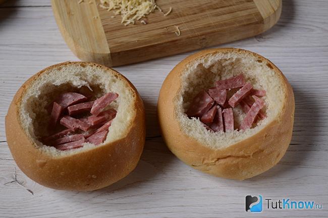 Колбаса на дне булочки