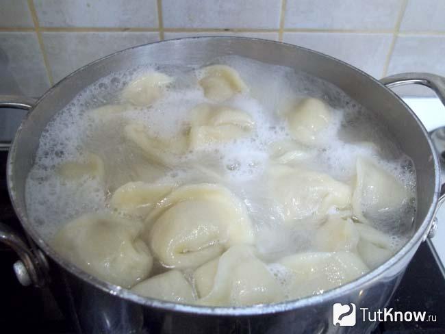 Пельмени с сыром и сметаной на сковороде рецепт с фото пошагово в домашних условиях