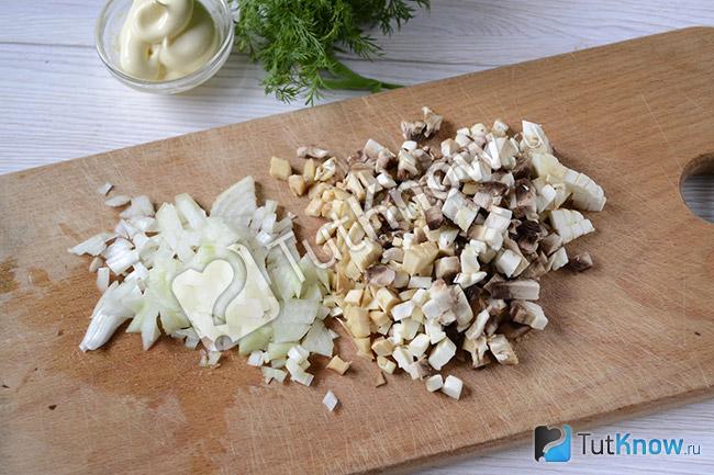 Нарезанные лук и грибы шампиньоны