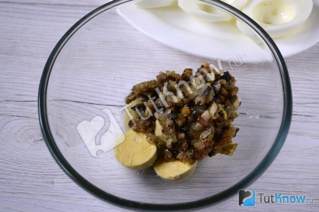 Желтки яиц с обжаренными грибами