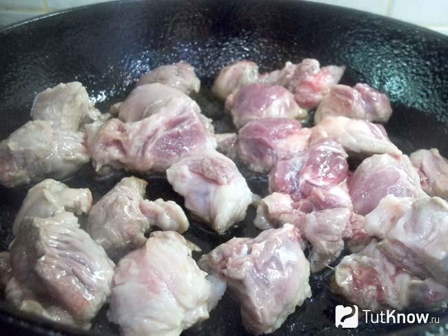 Мясо жарится