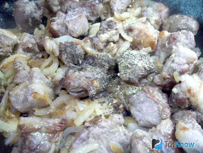 Мясо с грибами приправлены солью и специями