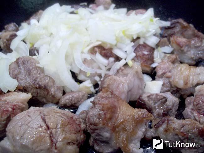 К мясу добавлен лук