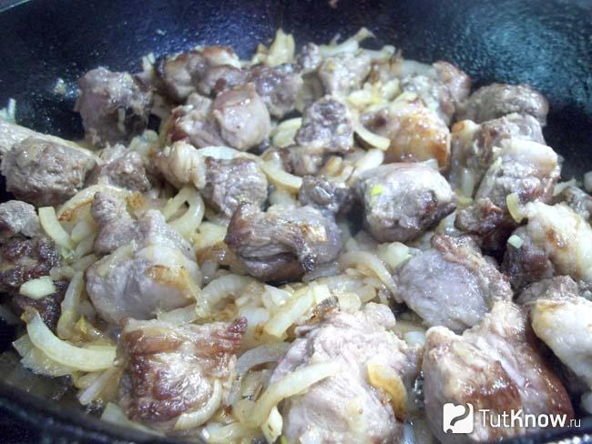 Мясо с грибами жарятся