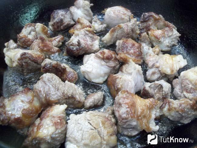 Мясо жарится