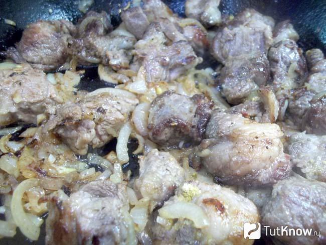Мясо с грибами жарятся