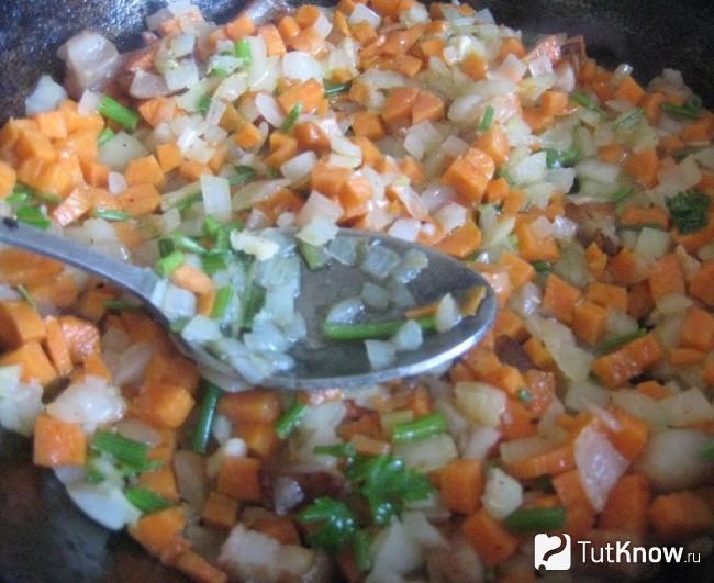 Добавляем к бекону морковь и лук