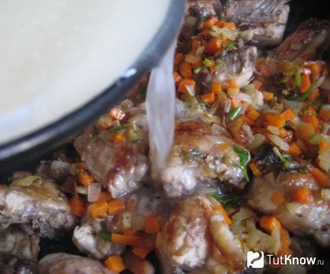 Добавляем к курице и овощам бульон