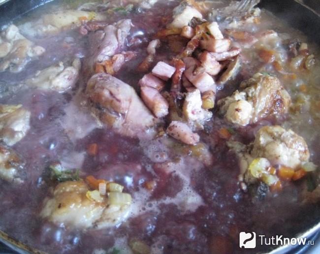 Тушим курицу в вине
