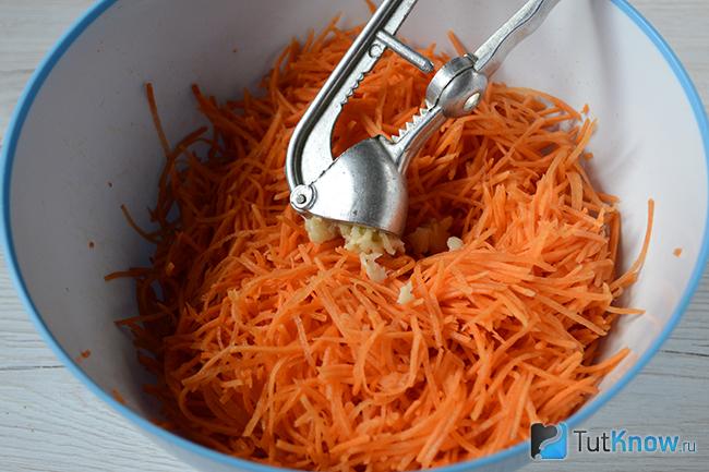 Давим в тёртую морковку чеснок