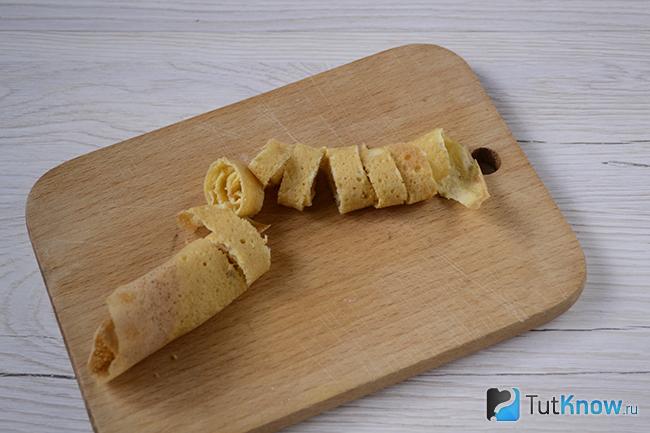 салат с пекинской капустой и блинами с курицей. Смотреть фото салат с пекинской капустой и блинами с курицей. Смотреть картинку салат с пекинской капустой и блинами с курицей. Картинка про салат с пекинской капустой и блинами с курицей. Фото салат с пекинской капустой и блинами с курицей