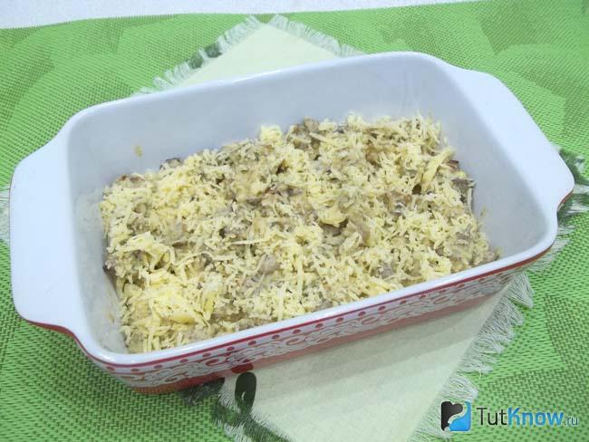 Мясо присыпано сыром