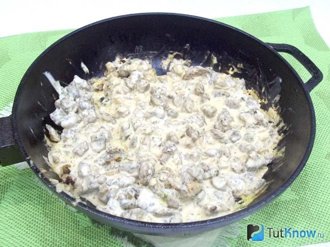 К мясу добавлена сметана