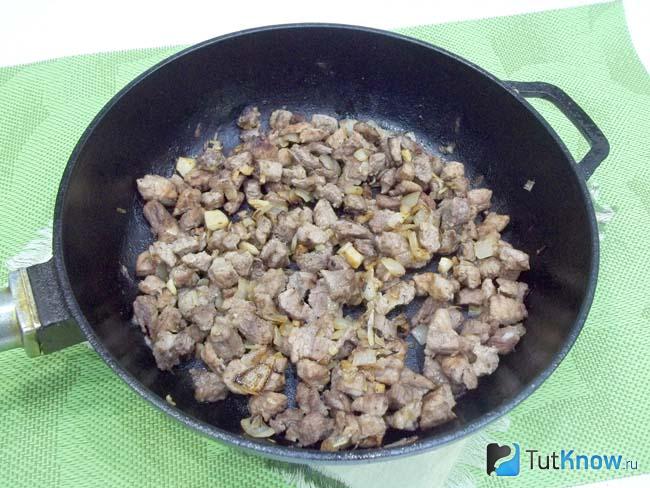 Мясо жарится