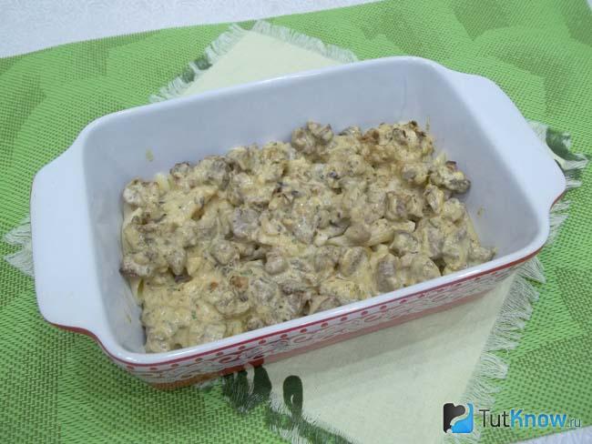 На макароны выложено мясо