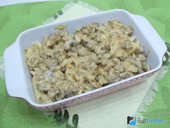 Сверху выложено мясо