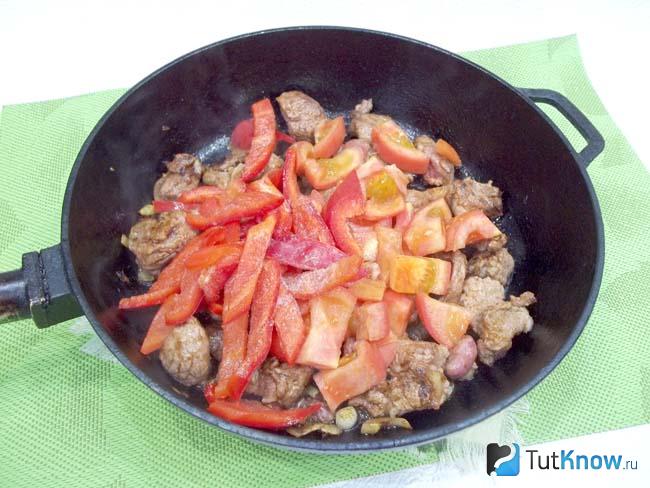 К мясу добавлен перец и помидоры