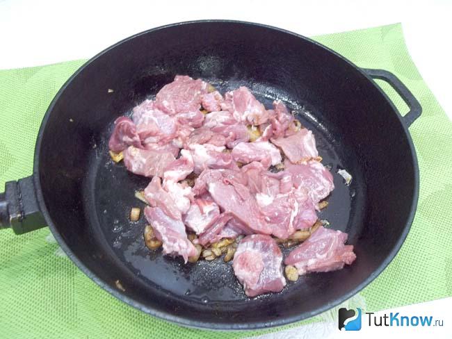 К луку добавлено мясо