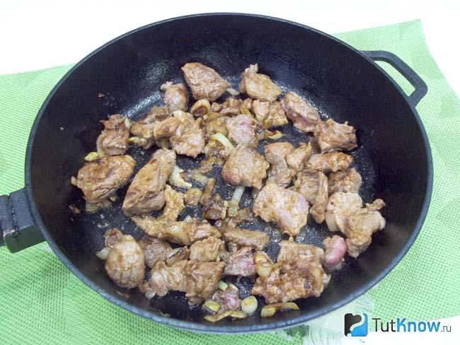 Мясо жарится