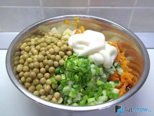 Продукты сложены в миску и заправлены майонезом