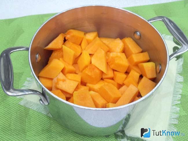 Тыква очищена, нарезана и сложена в кастрюлю