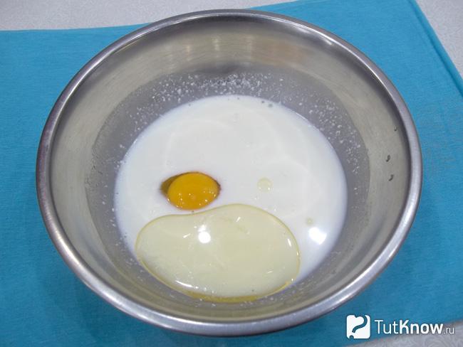 Молоко соединено с яйцами, маслом, солью и сахаром