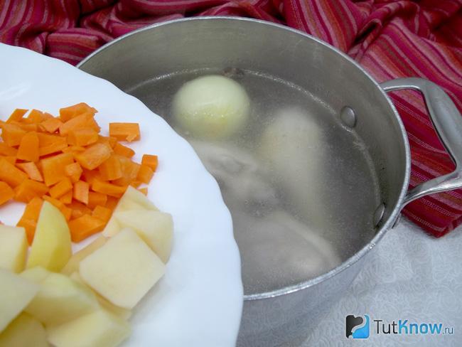 В бульон опущен картофель и морковь