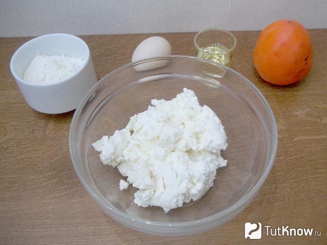 Творог насыпан с миску