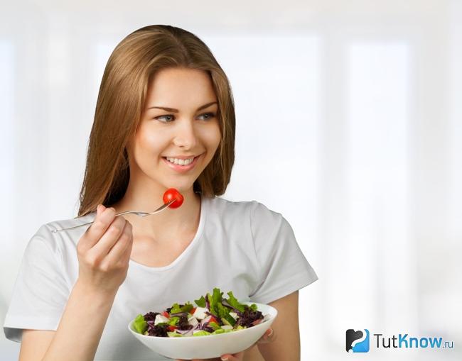 Девушка кушает салат