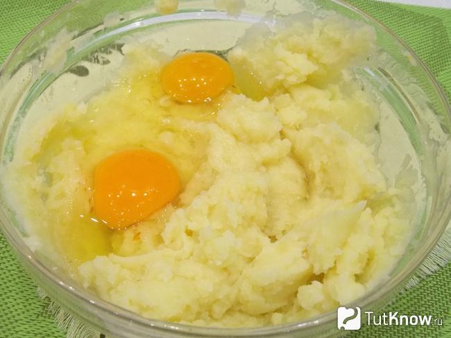 Отварной картофель пюрирован и добавлены яйца