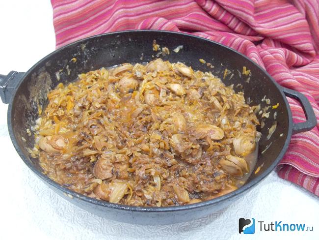 Капуста тушится с сосками