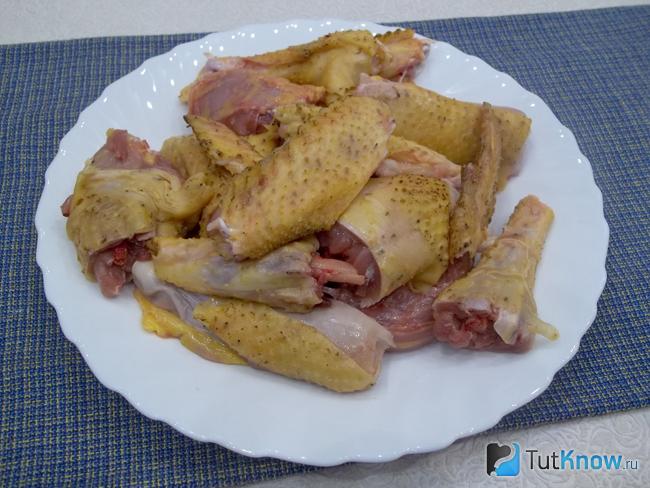 Курица нарезана