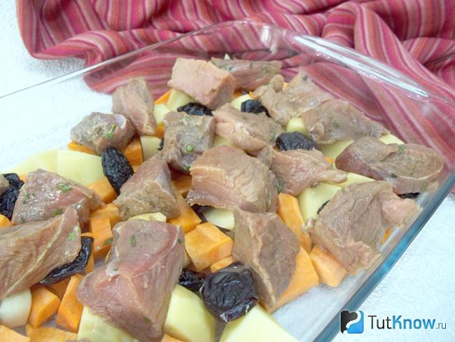 Мясо добавлено к овощам