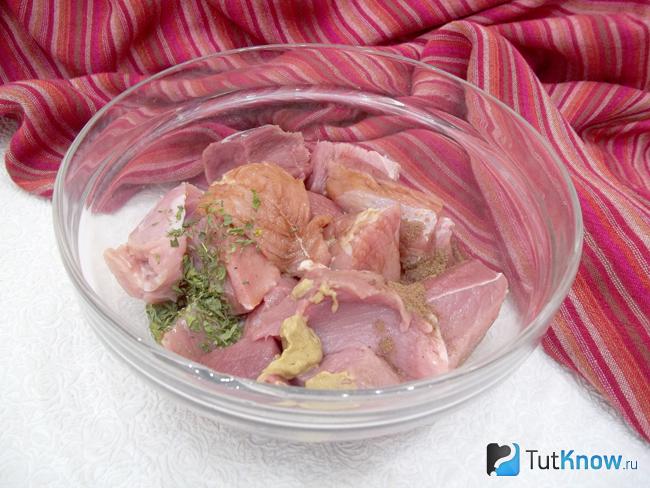 Мясо нарезано и замариновано