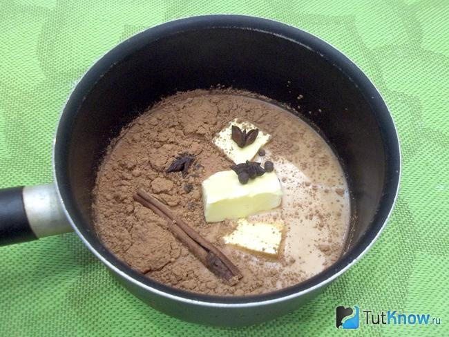 Молоко соединено с маслом, какао и специями