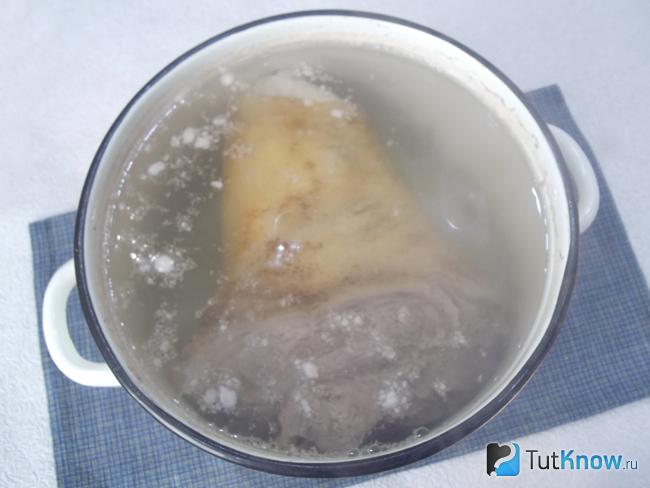 Рулька залита водой