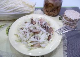Салат из пекинской капусты и маринованных грибов