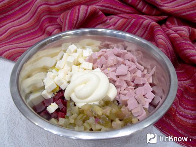 Салат заправлен майнезом