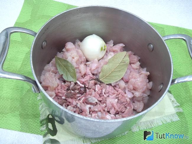 Мясо нарезано и сложено в кастрюлю