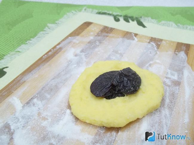 На картофельную лепешку выложен чернослив