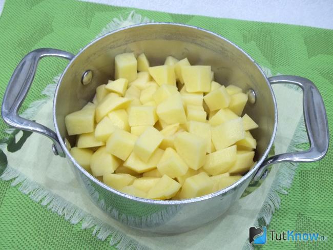 Картофель нарезан и сложен в кастрюлю