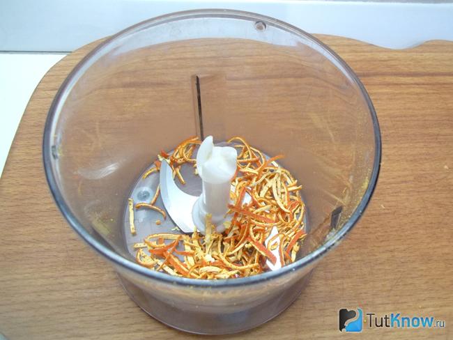 Корки помещены в измельчитель