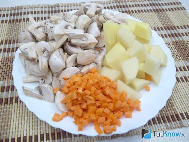 Шампиньоны, картофель и морковь нарезаны