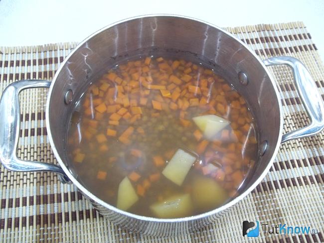 Картофель, морковь и чечевица залиты водой