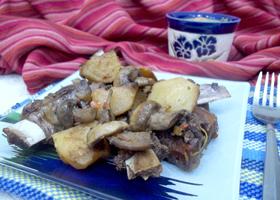 Жаркое с ребрышками, грибами и картофелем