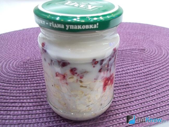 Банка закрыта крышкой