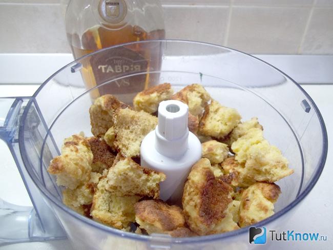 Булочки опущены в кухонный комбайн