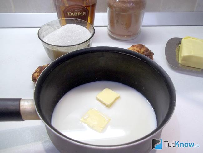 К молоку добавлено масло