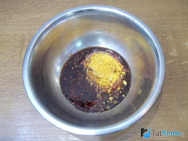 Соединены продукты для маринада