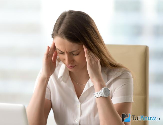 Приступ мигрени у женщины
